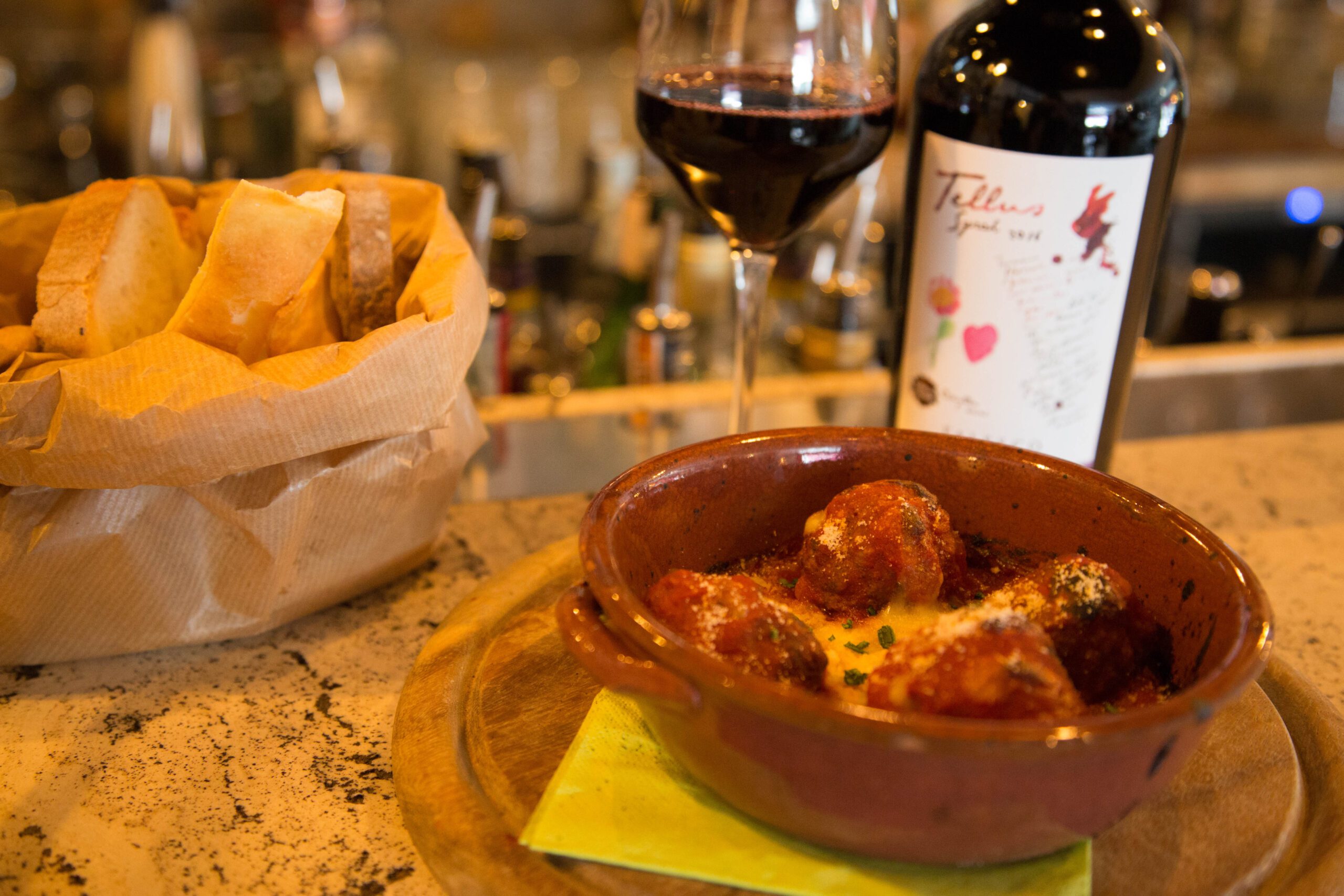 Polpette al sugo, pane e vino rosso