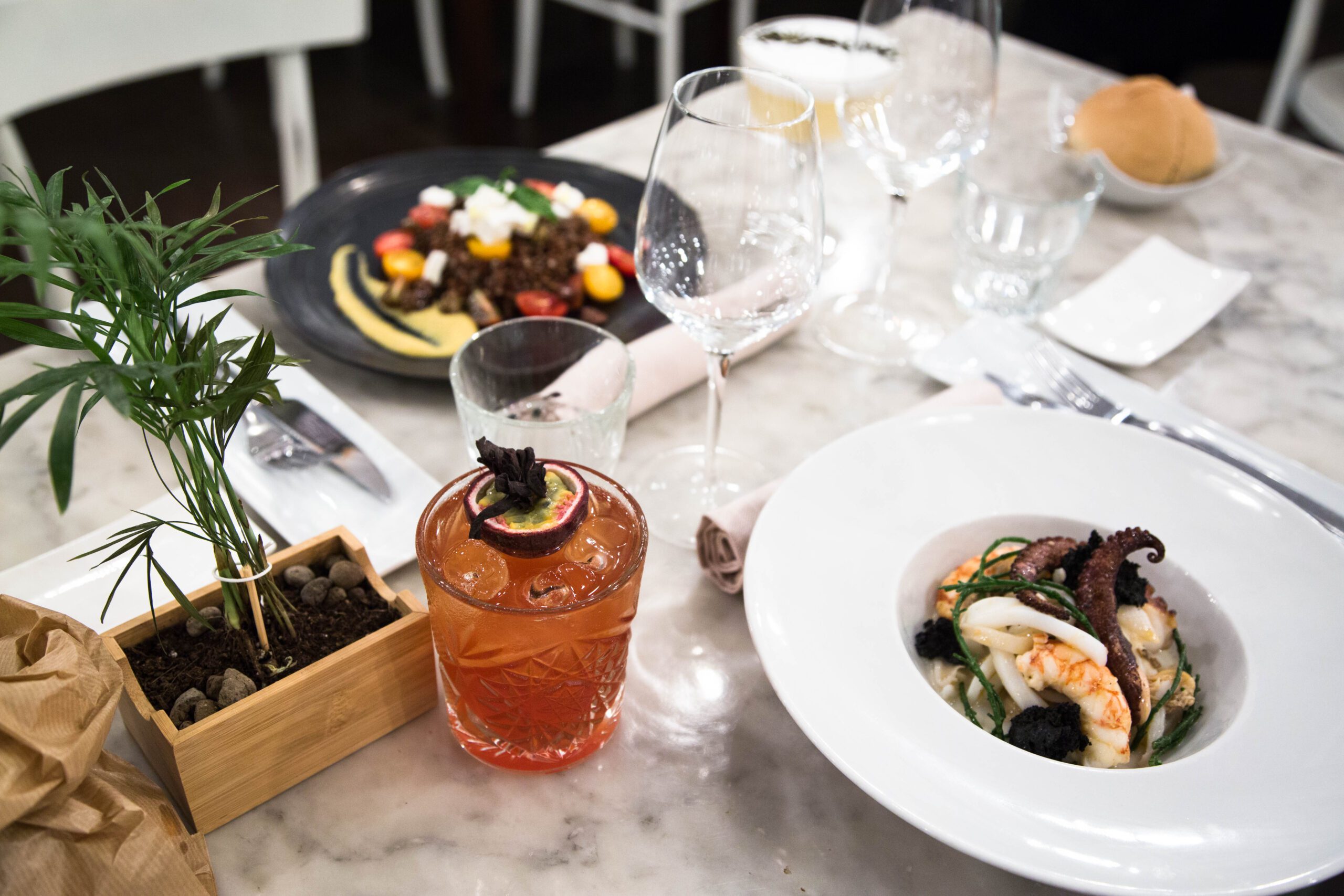 Piatto di mare e cocktail sulla tavola di Il Locale