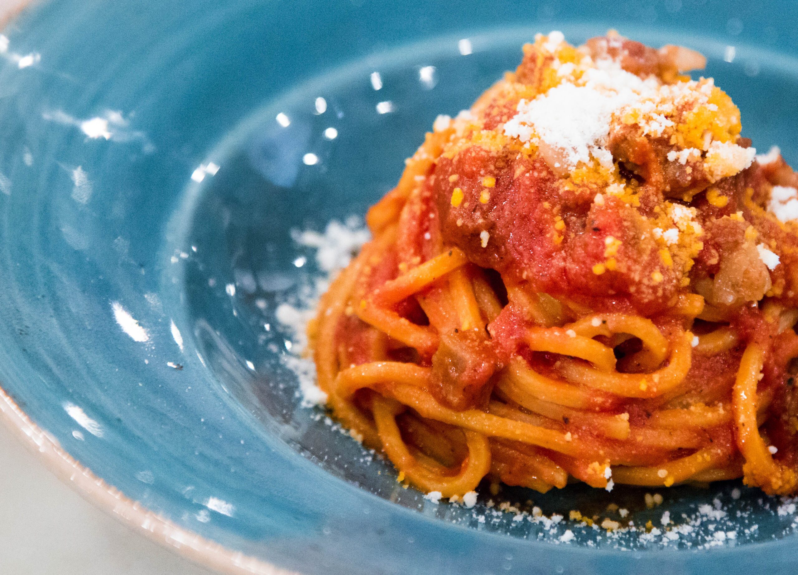 Pasta all'amatriciana servita a Il Locale