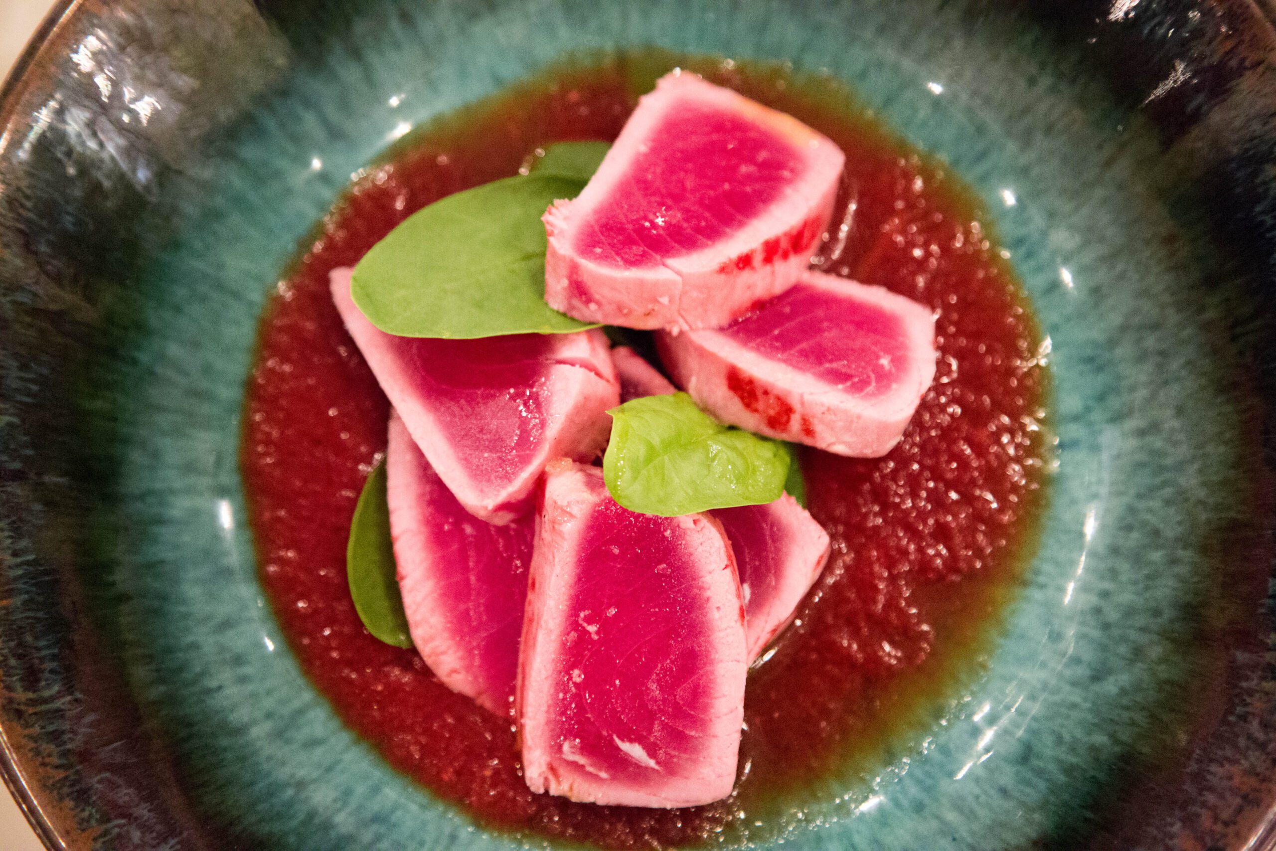 Tonno scottato con salsa e basilico